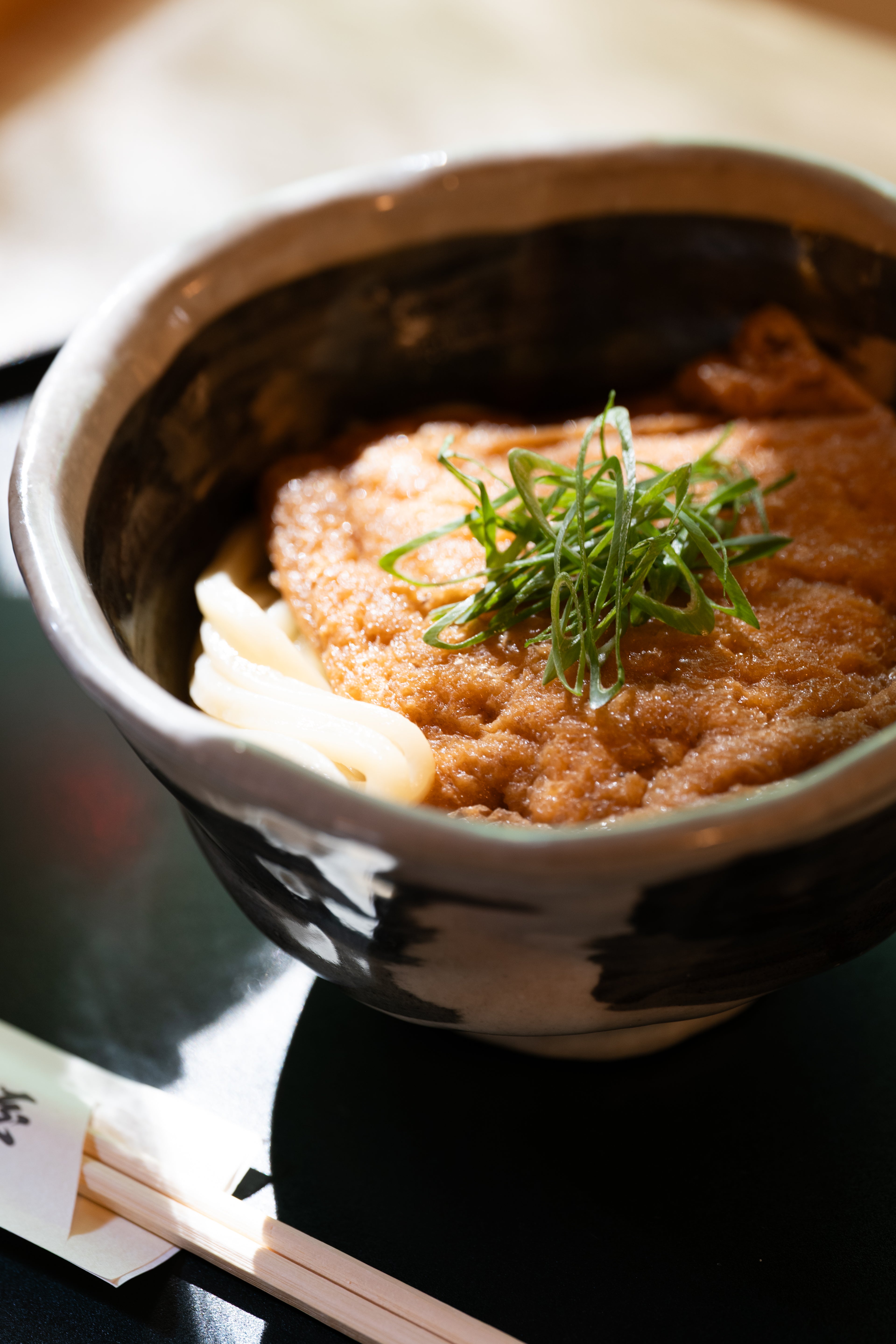 冷凍品】大きなお揚げの煮込みうどん – 水沢うどん田丸屋
